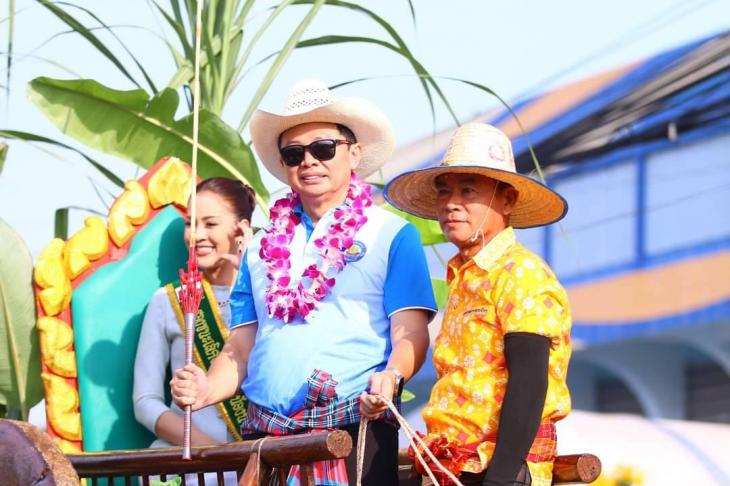 นายลำใย อรรคจันทร์ พร้อมด้วยคณะครูตัวแทนโรงเรียนชุมชนวัดหนองค้อ เข้าร่วมเดินขบวนแห่งานประเพณีวิ่งควายของจังหวัดชลบุรี 